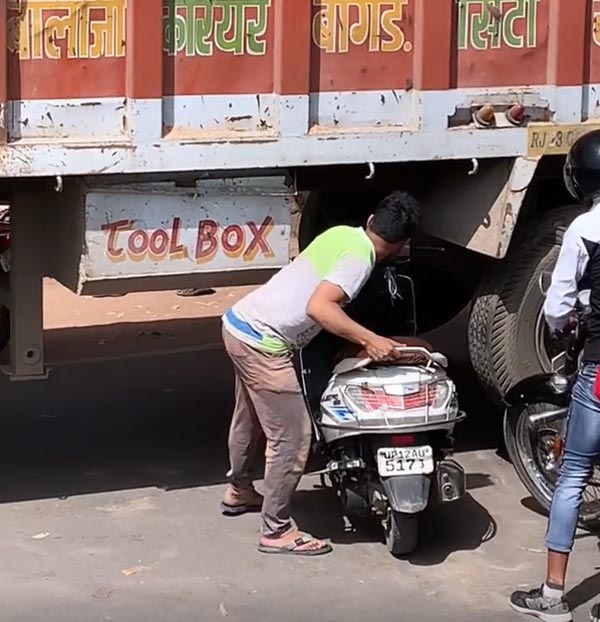 இதெல்லாம் ரொம்ப புதுசு... டிராஃபிக்கை தவிர்க்க லாரிக்கு அடியில் புகுந்து இளைஞர்... வைரல் வீடியோ!!