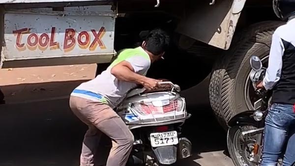 இதெல்லாம் ரொம்ப புதுசு... டிராஃபிக்கை தவிர்க்க லாரிக்கு அடியில் புகுந்து இளைஞர்... வைரல் வீடியோ!!