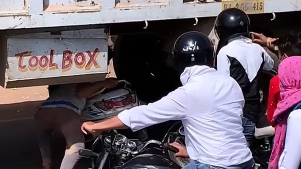 இதெல்லாம் ரொம்ப புதுசு... டிராஃபிக்கை தவிர்க்க லாரிக்கு அடியில் புகுந்து இளைஞர்... வைரல் வீடியோ!!