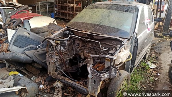 ரெனோ டீலரிலேயே பழைய கார்களை அழிக்கக் கொடுக்கலாம்... டூவீலரை கொடுப்பவர்களுக்கும் அதிரடி சலுகை!