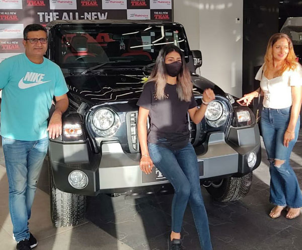 மஹிந்திரா தாரை டெலிவிரி எடுத்த இளம் இந்திய கிரிக்கெட் வீரர்!! ஆனந்த் மஹிந்திராவின் அன்பளிப்பு!