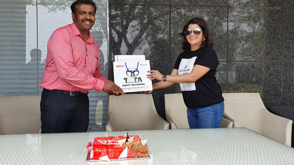 டாடா கார் பக்கம் குவியும் பிரபலங்கள்... புதுசா சஃபாரி காரை வாங்கி இருக்கும் இவர் யாருனு தெரியுதா?... நல்ல பாருங்க!!