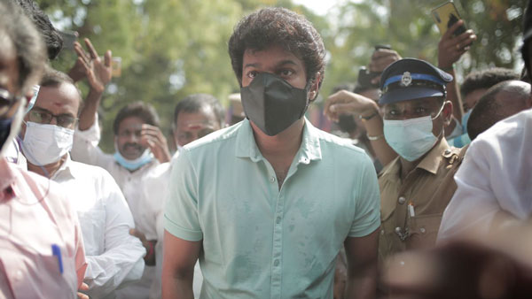 கப்பல் போன்ற ரோல்ராய்ஸ் கார் இருக்க சைக்கிளில் வந்த நடிகர் விஜய்... ரொம்ப யோசீக்காதீங்க இதுதான் காரணமாம்...