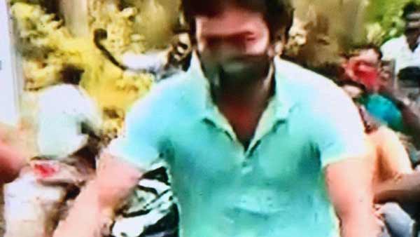 கப்பல் போன்ற ரோல்ராய்ஸ் கார் இருக்க சைக்கிளில் வந்த நடிகர் விஜய்... ரொம்ப யோசீக்காதீங்க இதுதான் காரணமாம்...