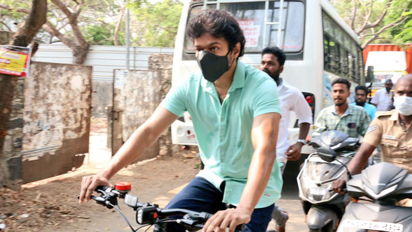 கப்பல் போன்ற ரோல்ராய்ஸ் கார் இருக்க சைக்கிளில் வந்த நடிகர் விஜய்... ரொம்ப யோசீக்காதீங்க இதுதான் காரணமாம்...