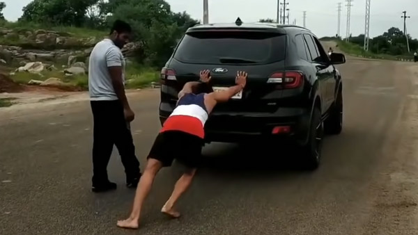 கால்ல செருப்புகூட இல்லாம நடுரோட்டில் காரை தள்ளி சென்ற பிரபல நடிகர்... தினமும் இப்புடி செய்றாராம்... வேண்டுதலா இருக்குமோ!!