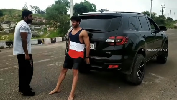 கால்ல செருப்புகூட இல்லாம நடுரோட்டில் காரை தள்ளி சென்ற பிரபல நடிகர்... தினமும் இப்புடி செய்றாராம்... வேண்டுதலா இருக்குமோ!!