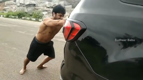 கால்ல செருப்புகூட இல்லாம நடுரோட்டில் காரை தள்ளி சென்ற பிரபல நடிகர்... தினமும் இப்புடி செய்றாராம்... வேண்டுதலா இருக்குமோ!!