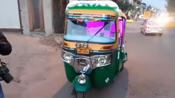 மனைவியின் நகைகளை விற்று பலருக்கும் உதவி செய்த ஆட்டோ டிரைவருக்கு நேர்ந்த கதி... போலீஸ் மீது கடுப்பான மக்கள்...