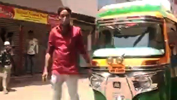 மனைவியின் நகைகளை விற்று பலருக்கும் உதவி செய்த ஆட்டோ டிரைவருக்கு நேர்ந்த கதி... போலீஸ் மீது கடுப்பான மக்கள்...