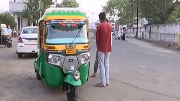 மனைவியின் நகைகளை விற்று பலருக்கும் உதவி செய்த ஆட்டோ டிரைவருக்கு நேர்ந்த கதி... போலீஸ் மீது கடுப்பான மக்கள்...