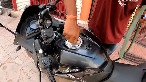 ஒரு லிட்டர் பெட்ரோலுக்கு பஜாஜ் பல்சர் எவ்ளோ மைலேஜ் தரும்?.. அட இவ்ளோவா..! நம்பவே மாட்டீங்க!!
