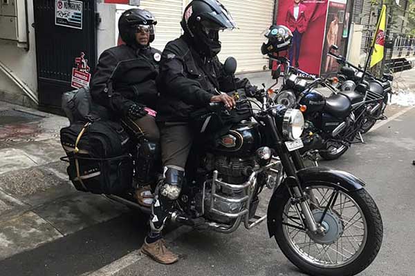 பைக்கர் ஜோடியை சுருட்டி எடுத்து சென்ற கொரோனா... சோகத்தில் மூழ்கிய பெங்களூரு பைக்கர் உலகம்... யார் இவர்கள்?