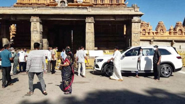 விதியை மீறி கோவிலுக்கு விசிட் கொடுத்த முதலமைச்சரின் மகன்... சொன்னாங்க பாருங்க ஒரு காரணம், ஊரே சிரிக்குது!!