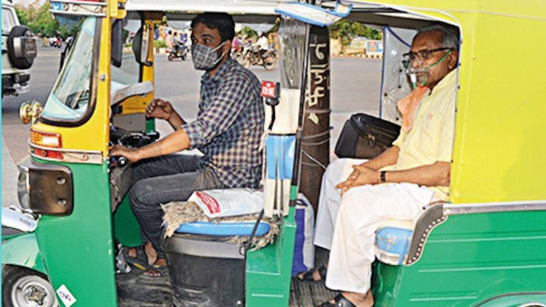 மனைவியின் நகைகளை விற்று பலருக்கும் உதவி செய்த ஆட்டோ டிரைவருக்கு நேர்ந்த கதி... போலீஸ் மீது கடுப்பான மக்கள்...