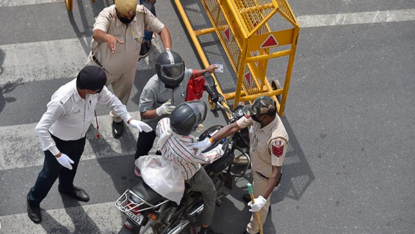 ஊரடங்கை மீறினால் இனி நேரா அங்கதான் போகணும்... காவல் துறை அதிரடியால் வெல வெலத்து போன மக்கள்...
