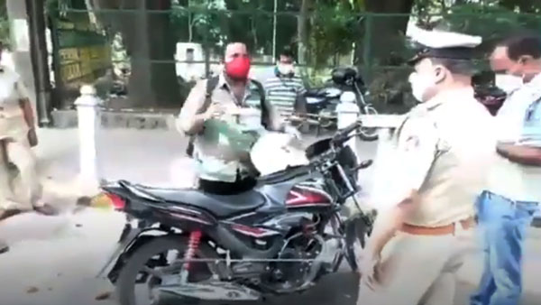 தடுத்து நிறுத்திய போலீஸ்... விஷ பாம்பை காட்டி தப்பிய இளைஞர்... வீடியோ!