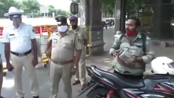 தடுத்து நிறுத்திய போலீஸ்... விஷ பாம்பை காட்டி தப்பிய இளைஞர்... வீடியோ!