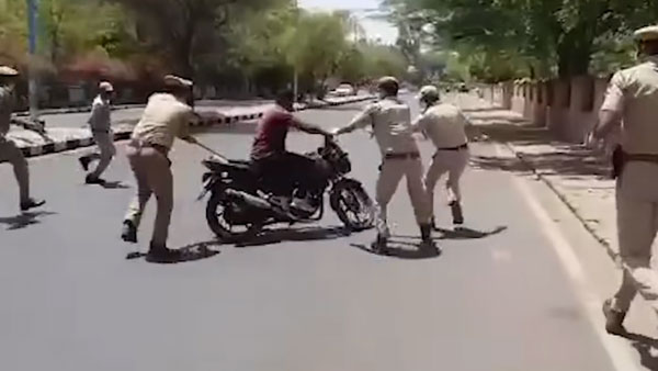 வலுக்கட்டாயமாக தூக்கி செல்லும் போலீஸ்... இந்த வீடியோவை பார்த்தால் இனி வீட்டை விட்டு வெளியே வரவே மாட்டீங்க