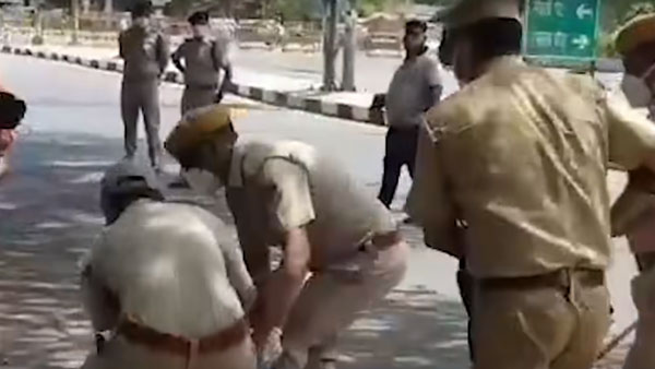 வலுக்கட்டாயமாக தூக்கி செல்லும் போலீஸ்... இந்த வீடியோவை பார்த்தால் இனி வீட்டை விட்டு வெளியே வரவே மாட்டீங்க