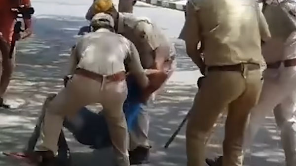 வலுக்கட்டாயமாக தூக்கி செல்லும் போலீஸ்... இந்த வீடியோவை பார்த்தால் இனி வீட்டை விட்டு வெளியே வரவே மாட்டீங்க