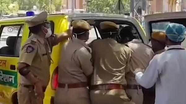 வலுக்கட்டாயமாக தூக்கி செல்லும் போலீஸ்... இந்த வீடியோவை பார்த்தால் இனி வீட்டை விட்டு வெளியே வரவே மாட்டீங்க