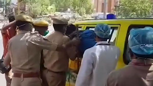 வலுக்கட்டாயமாக தூக்கி செல்லும் போலீஸ்... இந்த வீடியோவை பார்த்தால் இனி வீட்டை விட்டு வெளியே வரவே மாட்டீங்க