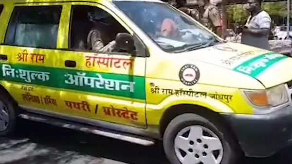 வலுக்கட்டாயமாக தூக்கி செல்லும் போலீஸ்... இந்த வீடியோவை பார்த்தால் இனி வீட்டை விட்டு வெளியே வரவே மாட்டீங்க