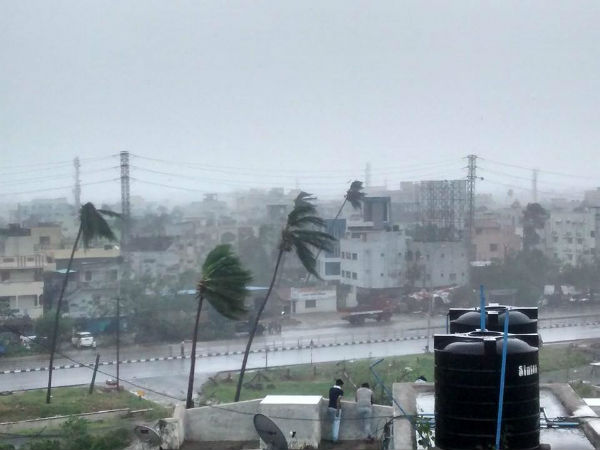 கொரோனாவுக்கு மத்தியில் இது வேறயா... டவ்-தே புயலால் கப்பல் மூழ்கியதில் 37 பேர் பலி- 38 பேர் கதி என்ன?
