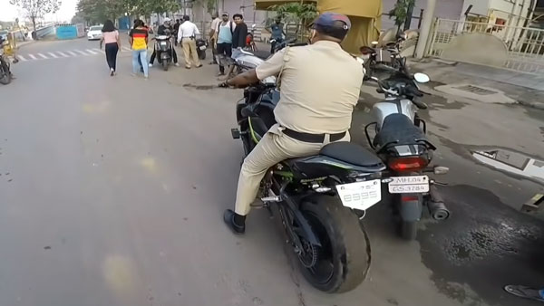 ஒரு ரவுண்டு தரீங்களா?.. பைக்கை பார்த்ததும் குழைந்தையாக மாறிய போலீஸ்... அப்படி என்ன பைக்குங்க அது?..