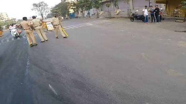 ஒரு ரவுண்டு தரீங்களா?.. பைக்கை பார்த்ததும் குழைந்தையாக மாறிய போலீஸ்... அப்படி என்ன பைக்குங்க அது?..