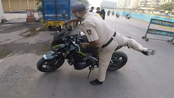 ஒரு ரவுண்டு தரீங்களா?.. பைக்கை பார்த்ததும் குழைந்தையாக மாறிய போலீஸ்... அப்படி என்ன பைக்குங்க அது?..