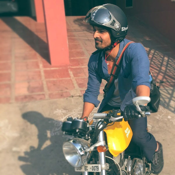 ஆக்சிஜன் விநியோகத்திற்காக தனது விலையுயர்ந்த பைக்கை விற்கும் பிரபல நடிகர்... யார் அவர்னு தெரியுமா?