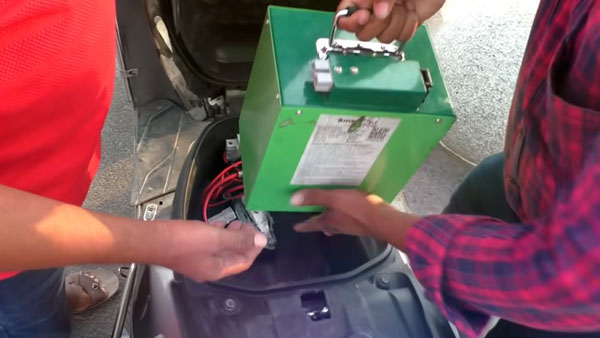 பெட்ரோலிலும் ஓடும், மின்சாரத்திலும் ஓடும்... ஹைபிரிட் ஸ்கூட்டராக மாறிய ஹோண்டா ஆக்டிவா... இதற்கான செலவு எவ்வளவு தெரியுமா?..