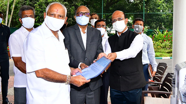 தமிழகத்தில் இருந்து பறந்த நிதியுதவி... கெத்தாக போஸ் கொடுத்து வாங்கிய கர்நாடகா முதலமைச்சர்... செம்ம மாஸ் சம்பவம்!!