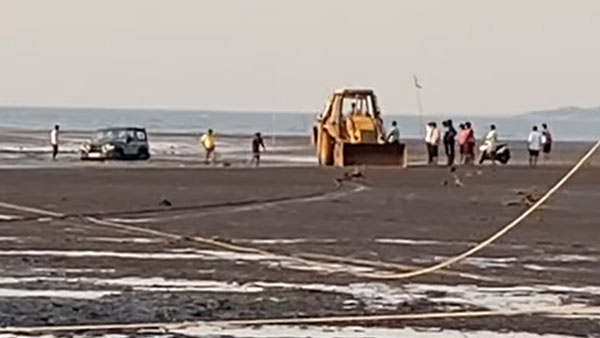 மஹிந்திரா தாருக்கு உண்டான மரியாதையே போச்சு!! கடற்கரையில் சிக்கிய தார்... கடைசியில் உதவிய ஜேசிபி!!