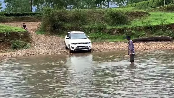 மஹிந்திரா வாகனம் என்றாலே தனி திறமை இருக்கும்போல!! எளிதாக ஓடும் ஆற்றை கடந்த எக்ஸ்யூவி300...!