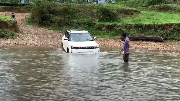 மஹிந்திரா வாகனம் என்றாலே தனி திறமை இருக்கும்போல!! எளிதாக ஓடும் ஆற்றை கடந்த எக்ஸ்யூவி300...!