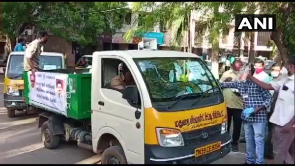 கடைகள் மூடி இருந்தால் என்ன, வீடுகளை தேடிவரும் தமிழக அரசின் ‘நகரும்’ கடைகள்!!