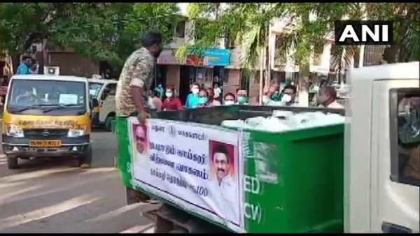 கடைகள் மூடி இருந்தால் என்ன, வீடுகளை தேடிவரும் தமிழக அரசின் ‘நகரும்’ கடைகள்!!