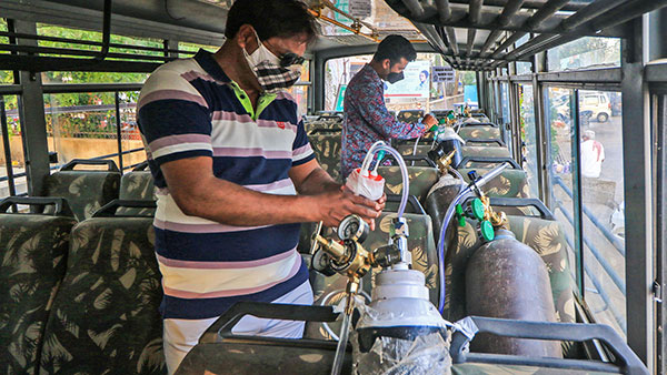 உயிர்காக்கும் பணியில் களமிறங்கும் ஆட்டோக்கள்... ஆம்புலன்ஸ் இல்லனா என்னங்க நாங்க இருக்கோம்... தோல் கொடுக்கும் ஆட்டோக்காரர்கள்!!