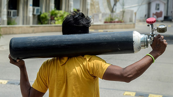 உயிர்காக்கும் பணியில் களமிறங்கும் ஆட்டோக்கள்... ஆம்புலன்ஸ் இல்லனா என்னங்க நாங்க இருக்கோம்... தோல் கொடுக்கும் ஆட்டோக்காரர்கள்!!