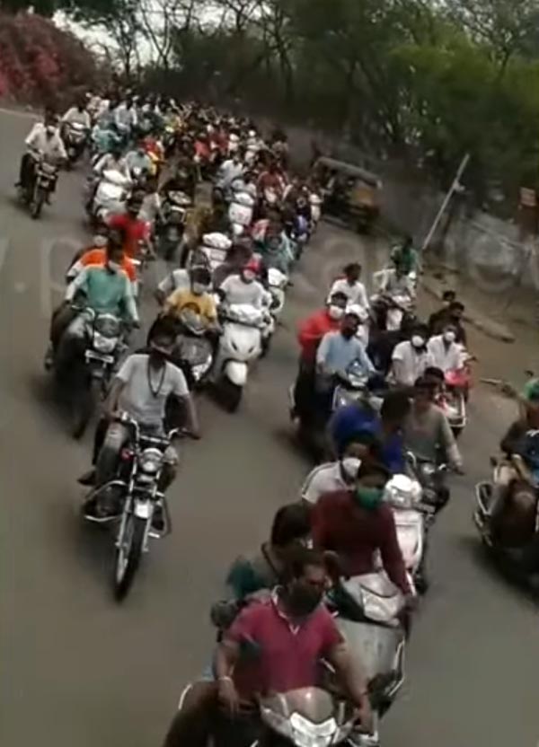 இப்படிலாம் பண்ணா ஏன் கொரோனா வராது... புனேவில் நடைபெற்றுள்ள அதிர்ச்சிகர சம்பவம்!!