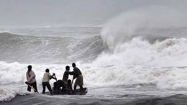கொரோனாவுக்கு மத்தியில் இது வேறயா... டவ்-தே புயலால் கப்பல் மூழ்கியதில் 37 பேர் பலி- 38 பேர் கதி என்ன?