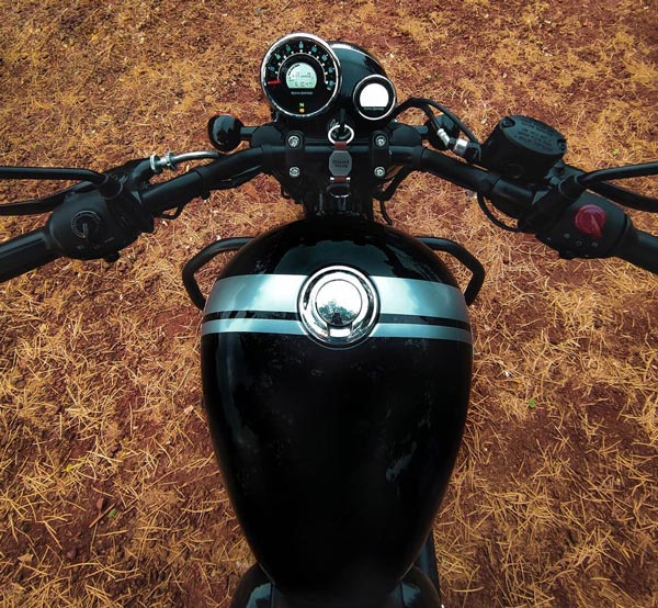 ராயல் என்பீல்டு காண்டினெண்டல் ஜிடி650 பைக்கின் பெயிண்ட்டில் மீட்டியோர் 350!! இது இன்னும் ஸ்டைலிஷா இருக்கு!