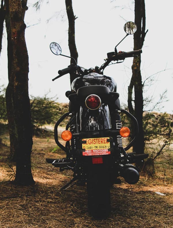 ராயல் என்பீல்டு காண்டினெண்டல் ஜிடி650 பைக்கின் பெயிண்ட்டில் மீட்டியோர் 350!! இது இன்னும் ஸ்டைலிஷா இருக்கு!