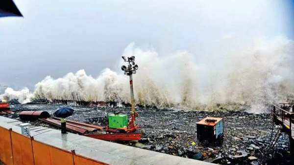 கொரோனாவுக்கு மத்தியில் இது வேறயா... டவ்-தே புயலால் கப்பல் மூழ்கியதில் 37 பேர் பலி- 38 பேர் கதி என்ன?
