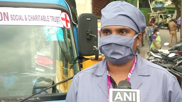 அன்று தாயை காப்பாற்ற ஆக்ஸிஜன் கிடைக்கவில்லை... இன்று ஆக்ஸிஜன் சிலிண்டர் உடன் சென்னை GH வாசலில் அவரது மகள்...!!
