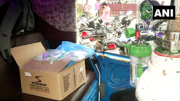 அன்று தாயை காப்பாற்ற ஆக்ஸிஜன் கிடைக்கவில்லை... இன்று ஆக்ஸிஜன் சிலிண்டர் உடன் சென்னை GH வாசலில் அவரது மகள்...!!