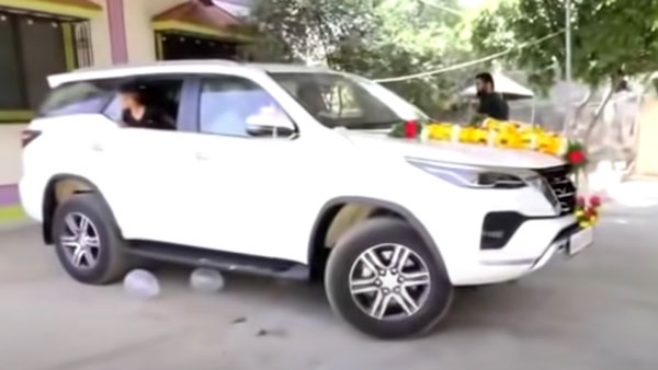 அரசியல்வாதிகளுக்கு ரொம்ப பிடிச்ச கார்... அப்பா, அம்மாவுக்கு பரிசாக கொடுத்து ஆச்சரியப்படுத்திய இளைஞர்...